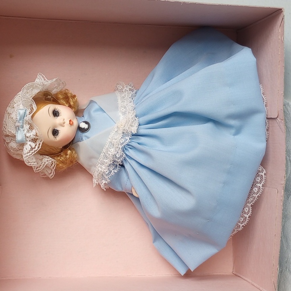 Madame Alexander USA 8 Inch doll 559 World Collection